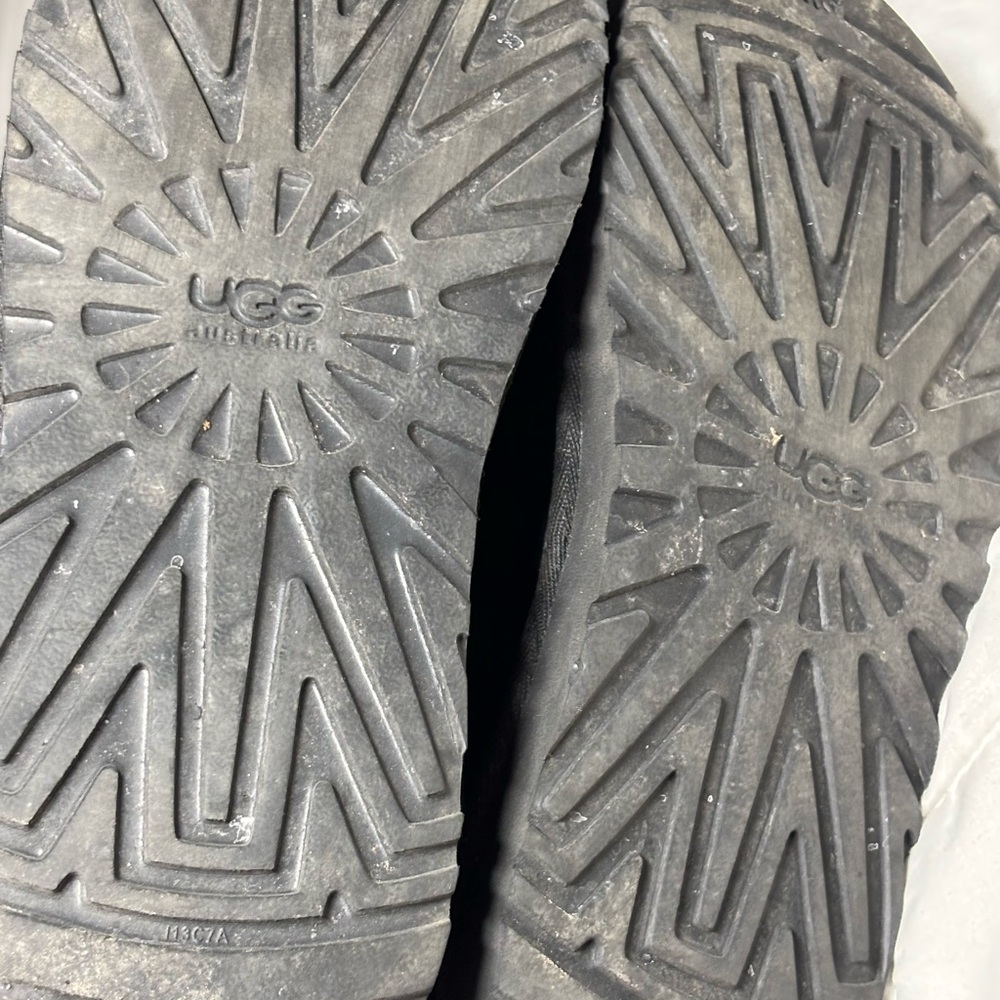 UGG Boots with Knit Accents - 8 - Picture 6 of 6
